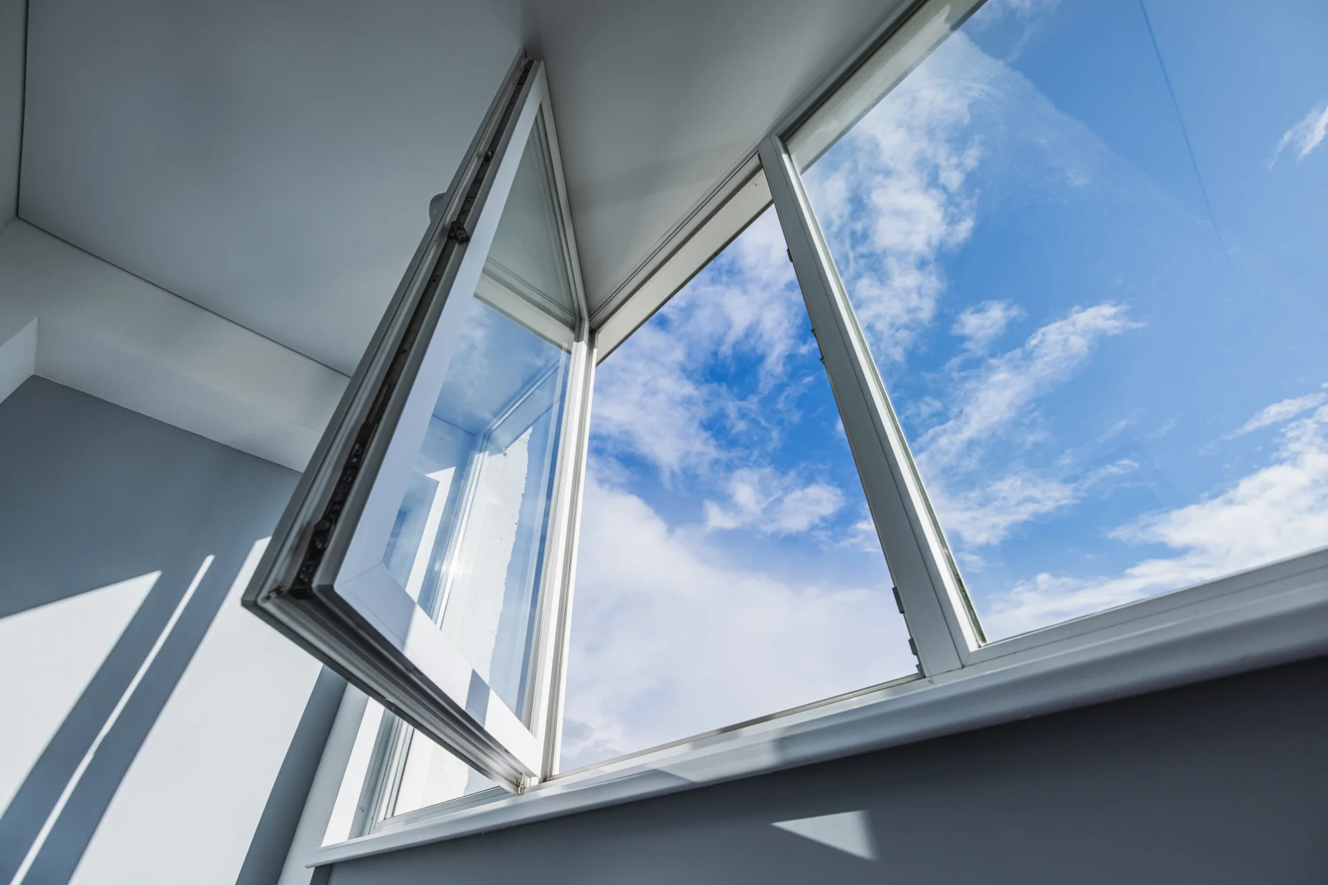 VLX 80 Casement Window in Miami Gardens, FL | TruePane Windows & Doors - detail 1